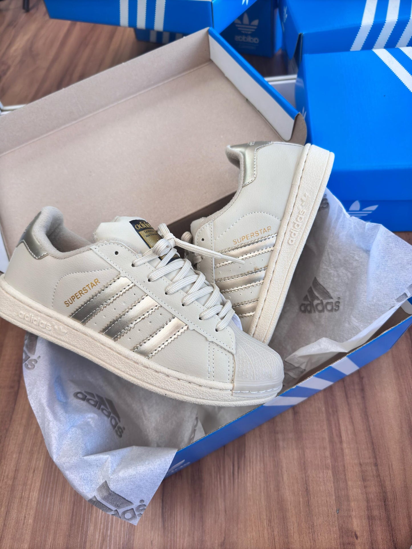 Tênis Adidas Super Star Off White Ouro Premium