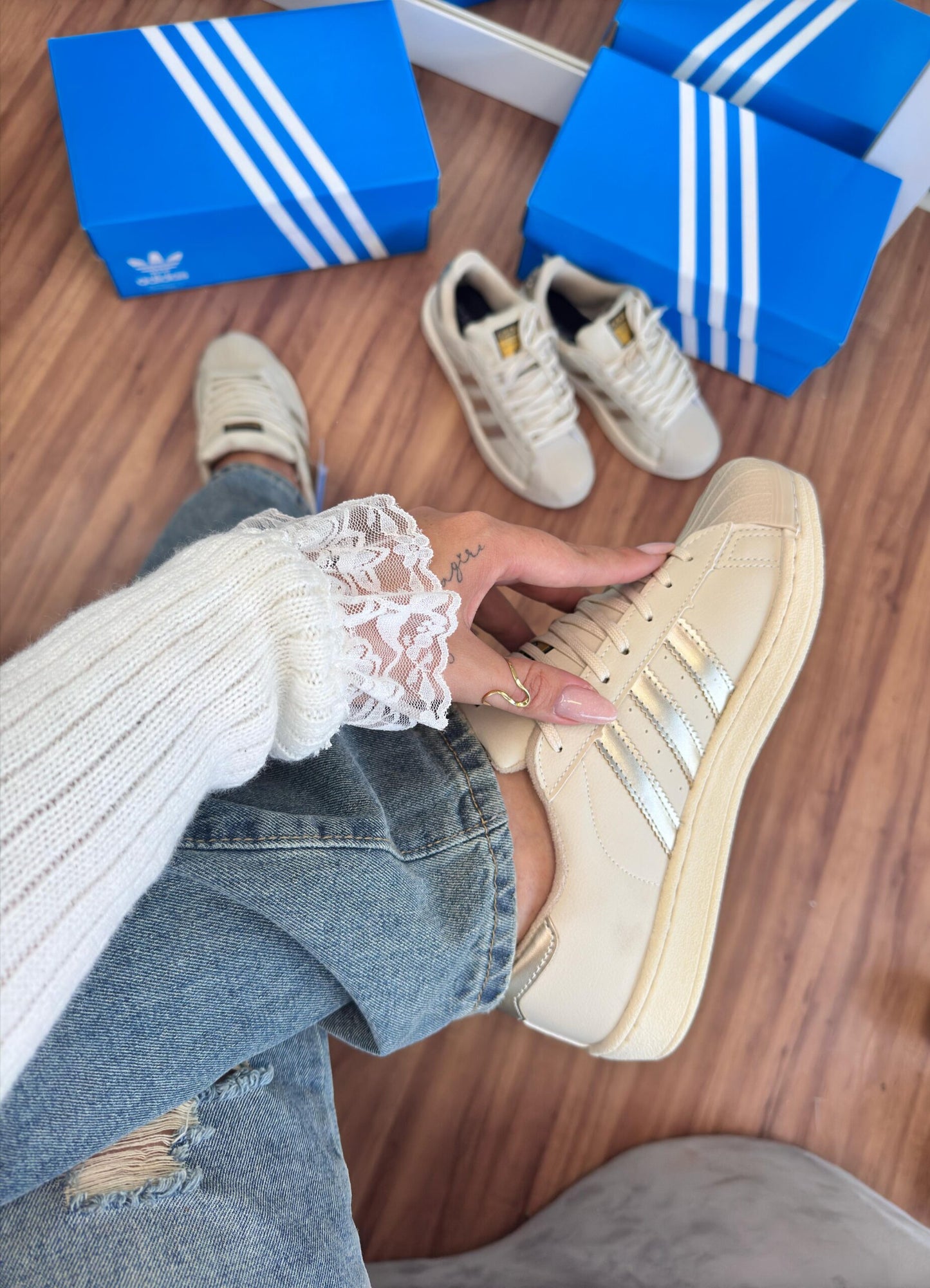 Tênis Adidas Super Star Off White Ouro Premium