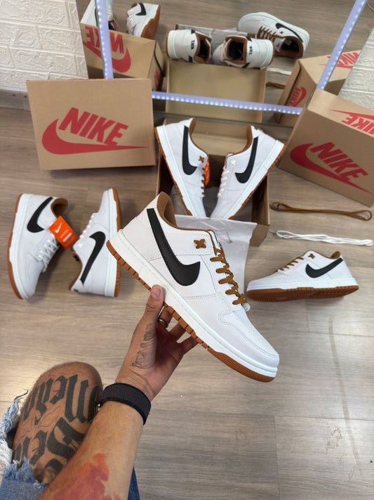 Tênis Nike SB Dunk Low Pro Branco Preto Caramelo Tamanho Especial Premium